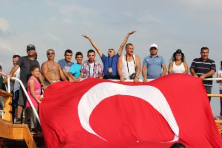 Tekne gezisine çıkan engelliler teröre tepki için dev bayrak açtı