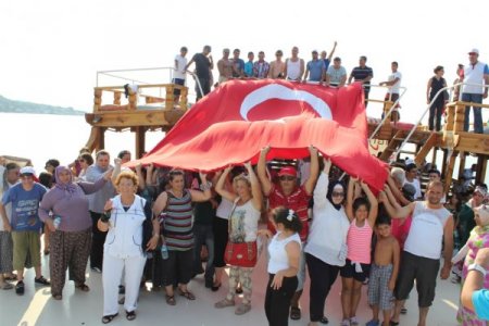 Tekne gezisine çıkan engelliler teröre tepki için dev bayrak açtı
