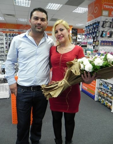 Teknoloji mağazasında evlenme teklifi