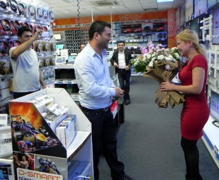 Teknoloji mağazasında evlenme teklifi