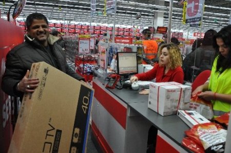 Teknolojik Ürün Almak İçin Mağaza Önünde Sabahladılar