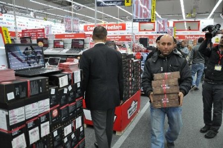 Teknolojik Ürün Almak İçin Mağaza Önünde Sabahladılar