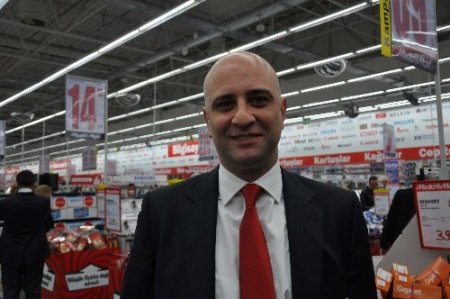 Teknolojik Ürün Almak İçin Mağaza Önünde Sabahladılar