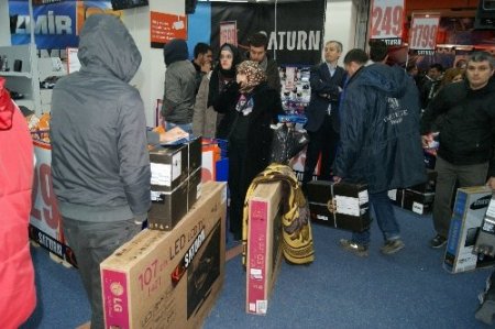 Teknolojik Ürün Almak İsteyenler Soğuğa Rağmen Mağaza Önünde Sabahladı