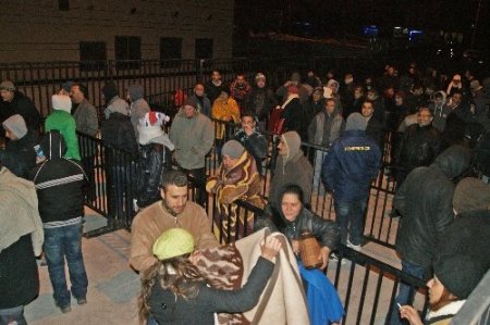 Teknolojik Ürün Almak İsteyenler Soğuğa Rağmen Mağaza Önünde Sabahladı