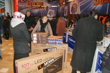 Teknolojik Ürün Almak İsteyenler Soğuğa Rağmen Mağaza Önünde Sabahladı
