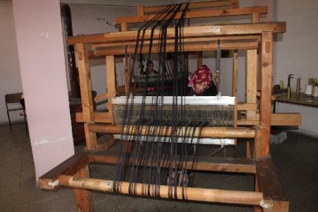 Teknolojiye inat elpek dokumaları elle işleniyor