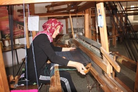 Teknolojiye inat elpek dokumaları elle işleniyor