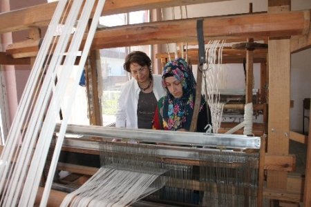 Teknolojiye inat elpek dokumaları elle işleniyor