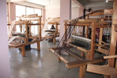 Teknolojiye inat elpek dokumaları elle işleniyor