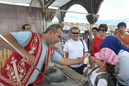 Teksas diyarındaki 'İpekyolu Festivali' Rafet El Roman'ın konseriyle sona erdi