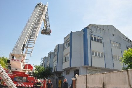 Tekstil atölyesindeki yangına müdahale eden 2 işçi yaralandı