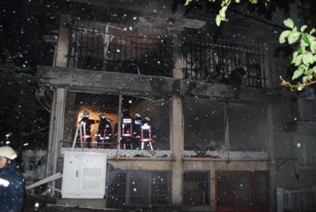 Tekstil deposu kül oldu