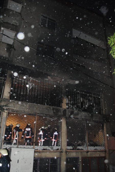 Tekstil deposu kül oldu