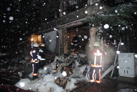 Tekstil deposu kül oldu