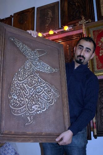 Tekstil Desinatörlüğünde Okudu, Ahşap Oymacılığını Tercih Etti