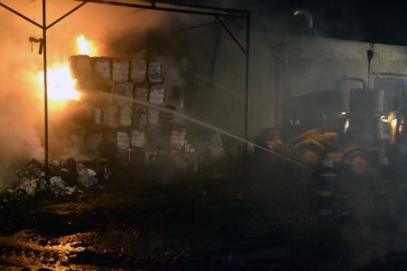 Tekstil fabrikasında çıkan yangın korkuttu