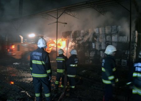 Tekstil fabrikasında çıkan yangın korkuttu