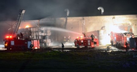 Tekstil fabrikasında çıkan yangın korkuttu