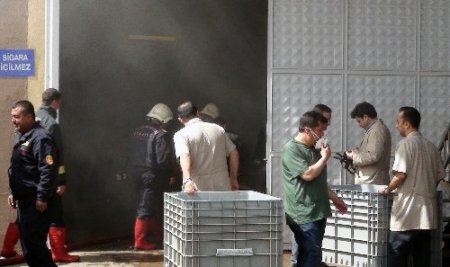 Tekstil fabrikasında çıkan yangında 8 işçi dumandan etkilendi