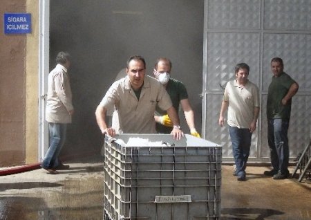 Tekstil fabrikasında çıkan yangında 8 işçi dumandan etkilendi