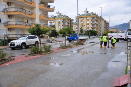 Tel örgü ile kapattığı arsasındaki yolu, tekrar trafiğe açtı