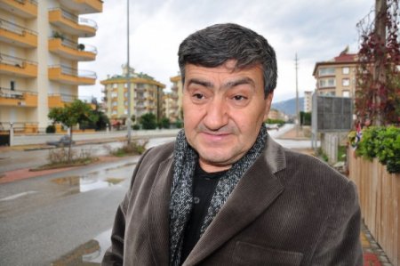 Tel örgü ile kapattığı arsasındaki yolu, tekrar trafiğe açtı