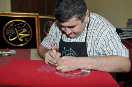 Tel ve çivileri kullanarak sanat eserleri ortaya çıkarıyor