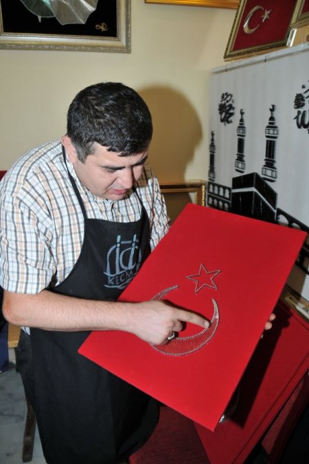 Tel ve çivileri kullanarak sanat eserleri ortaya çıkarıyor