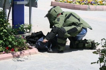 Telefon Kulübesine Bırakılan Çanta Paniğe Neden Oldu