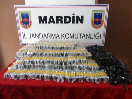 Telefon ve içki kaçakçılığı yapan 15 Suriyeli sınır dışı edildi