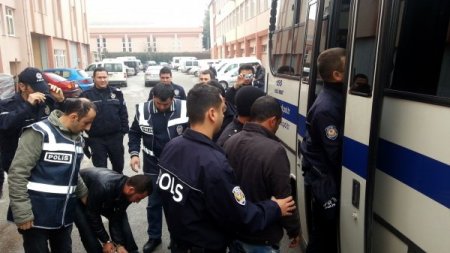 Telefonla 35 kişiden 2 milyon lira dolandırdılar