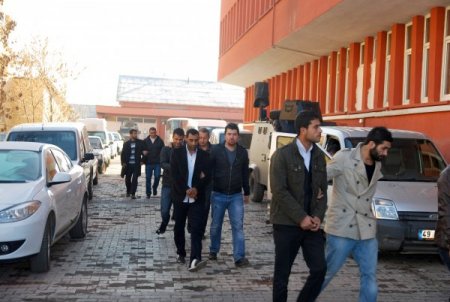 Telefonla dolandırıcılık yapan 25 kişi cezaevine konuldu