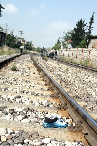 Telefonla konuşurken trenin altında kaldı