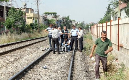 Telefonla konuşurken trenin altında kaldı