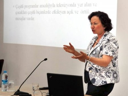'Televizyon çocukları tüketim bireyi yapıyor'