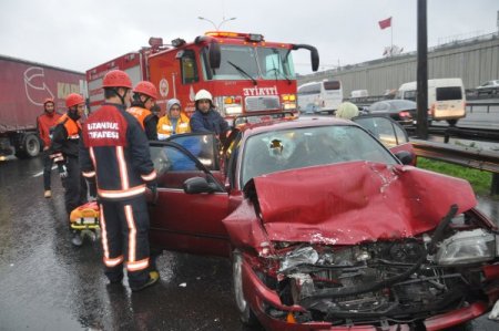 TEM Otoyolu’nda kaza: 5 yaralı (Özel)