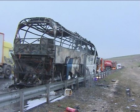 TEM otoyolunda seyir halindeki yolcu otobüsü alev alev yandı