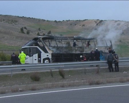 TEM otoyolunda seyir halindeki yolcu otobüsü alev alev yandı