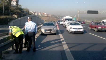 TEM Otoyolu’nda 'yaya trafik polisi' uygulaması (Özel)