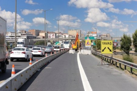 TEM Otoyolu'nun kapatılan şeritleri trafiğe açıldı