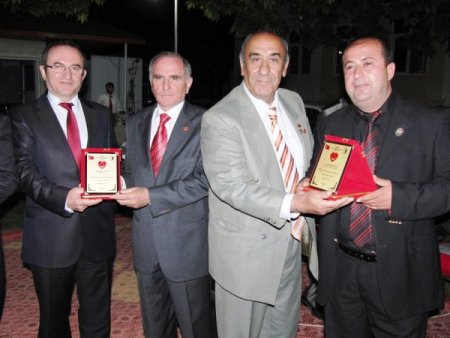 Temad Hayırseverlere Plaket Verdi
