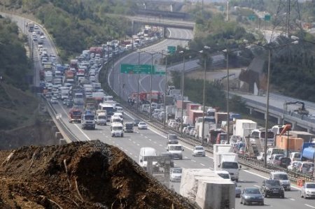 Tem'de 4 Aracın Karıştığı Zincirleme Kaza Trafiği Kilitledi