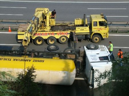 Tem'de Amonyak Yüklü Tanker Devrildi: 1 Yaralı