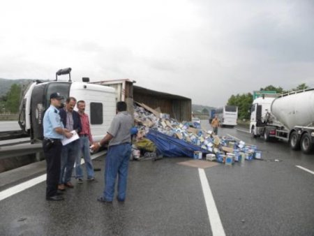 Tem'de Devrilen Kamyondaki Zeytinler Otoyola Saçıldı