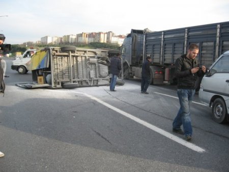Tem'de Devrilen Minibüs Trafiği Felç Etti