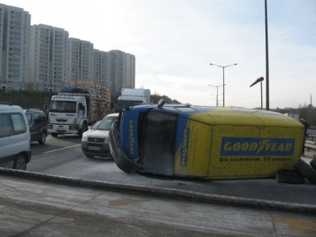 Tem'de Devrilen Minibüs Trafiği Felç Etti