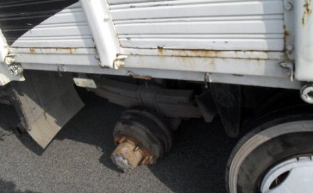 TEM'de fırlayan kamyon lastiği can aldı