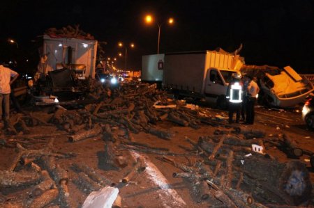 Tem'de Karşı Şeride Geçen Tır, Kamyona Çarptı: 2 Yaralı