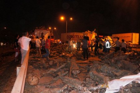 Tem'de Karşı Şeride Geçen Tır, Kamyona Çarptı: 2 Yaralı